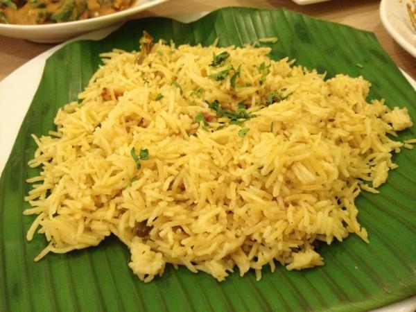 πιάτα ρυζιού με λαχανικά φύλλα φοίνικα