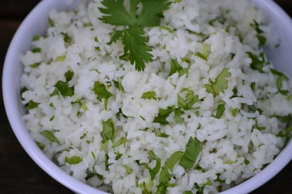πιάτα ρυζιού με μαϊντανό λαχανικών