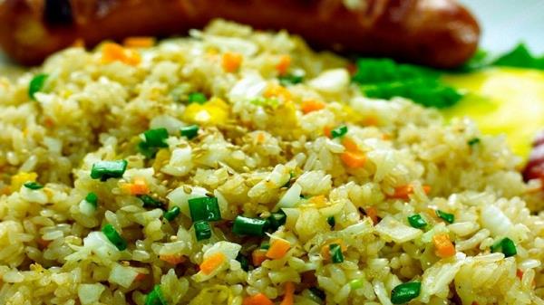 πιάτα ρυζιού με φρέσκα κρεμμυδάκια ριζότο λαχανικών