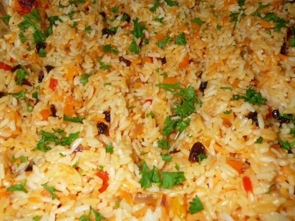 πιάτα ρυζιού με λαχανικά σταφίδες μαϊντανό