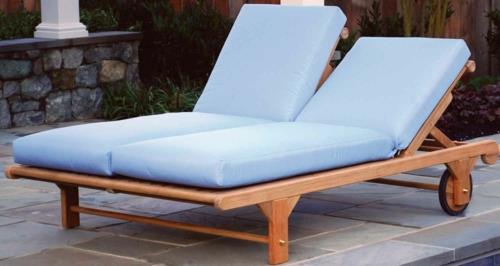 καρέκλα χαλάρωσης στην ξαπλώστρα κήπου από μασίφ ξύλο τικ με μπλε κάλυμμα