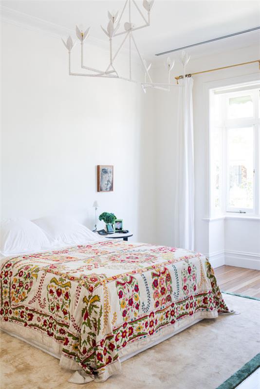 ανακαινισμένο βικτοριανό όνειρο σπίτι λευκός πολυέλαιος με στυλιζαρισμένα λουλούδια