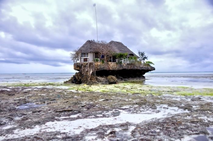 εστιατόρια ο βράχος του Ινδικού Ωκεανού με άμπωτο περπάτημα