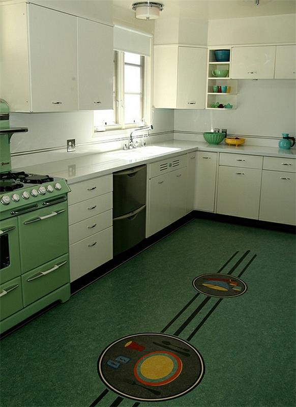 ρετρό κουζίνα δάπεδο μωσαϊκό λευκά ντουλάπια υψηλής στιλπνότητας