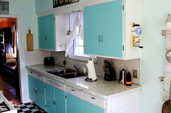 ρετρό κουζίνα τυρκουάζ ντουλάπια κουζίνας ξύλινο καπλαμά μαρμάρινη εμφάνιση