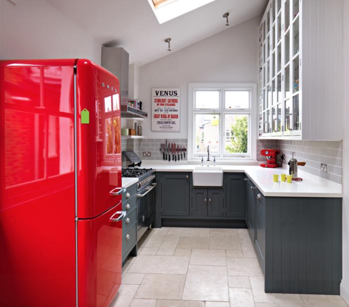 ρετρό ψυγείο κόκκινα βιομηχανικά πλακάκια δαπέδου κουζίνας
