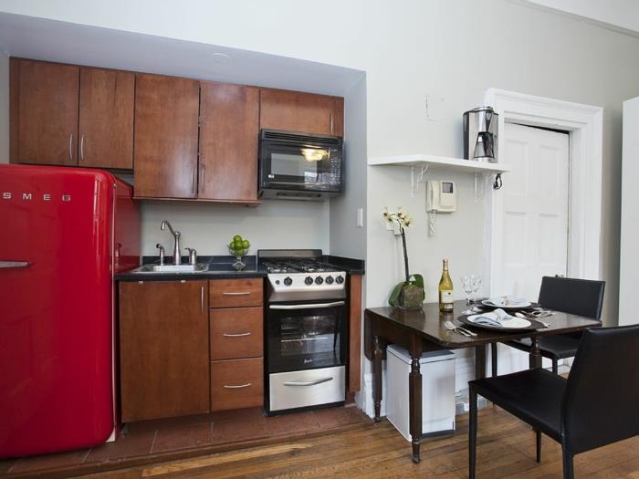ρετρό ψυγείο κόκκινο σχέδιο που έχει συσταθεί μικρή κουζίνα