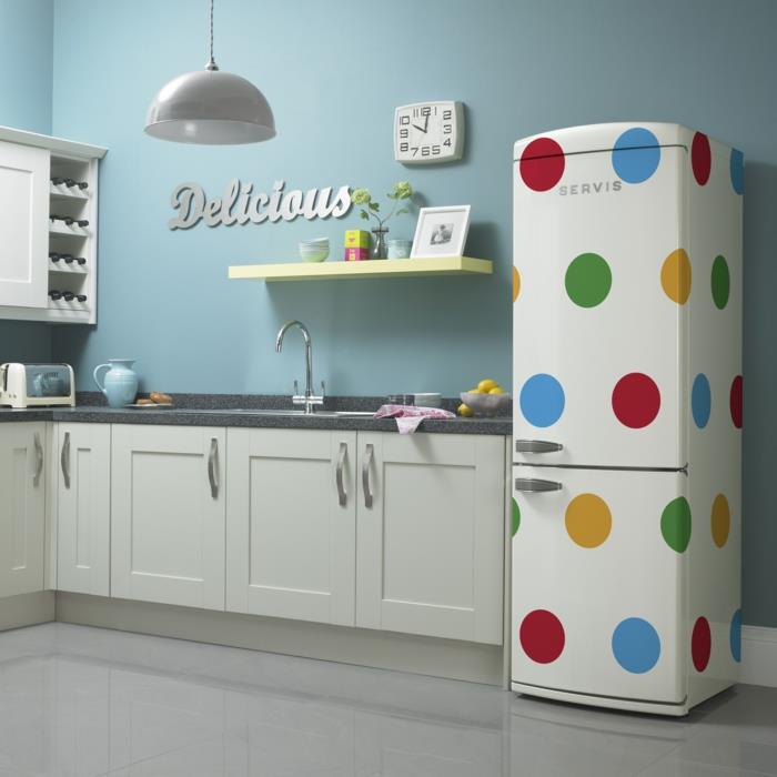 ρετρό ψυγείο λευκές πολύχρωμες κουζίνες που έχει στηθεί