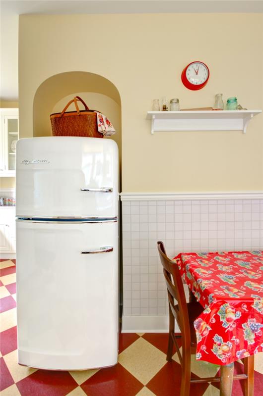 ρετρό ψυγείο λευκή κουζίνα επίπλωση έγχρωμο πάτωμα