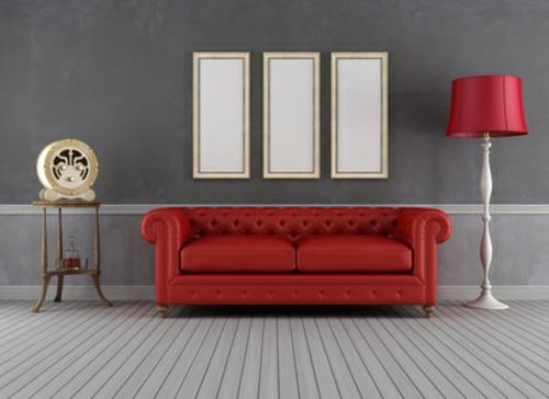 ρετρό εμφάνιση στο σαλόνι καρδινάλιος κόκκινος καναπές και φωτιστικό δαπέδου