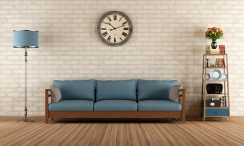 ρετρό εμφάνιση στο σαλόνι ξύλινες σανίδες δαπέδου και vintage ρολόι τοίχου