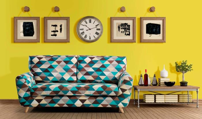 ρετρό μοτίβο καναπέ ντουλάπα βιβλία ξύλινες σανίδες δαπέδου κίτρινο τοίχο τέχνη ρολόι τοίχου portobellodeluxe