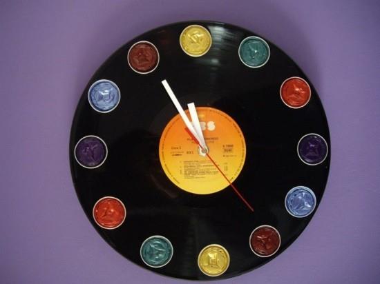 tinker ρετρό ρολόι τοίχου με κάψουλες καφέ και δίσκο βινυλίου