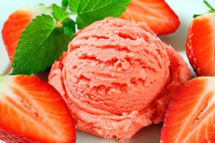 Οι συνταγές παγωτού με παγωτό φράουλα κάνουν φρέσκες τις μπάλες παγωτού φράουλας