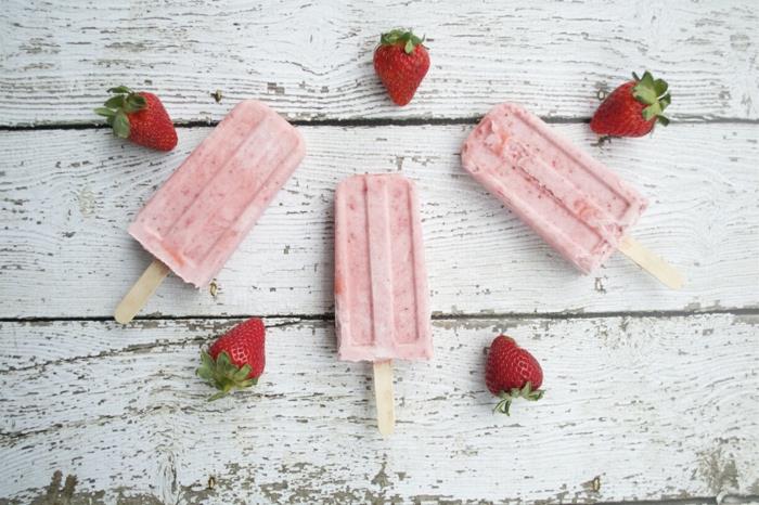 Φτιάξτε τις δικές σας συνταγές παγωτού με παγωτό φράουλα φράουλα παγωτό μπάλα βάφλας βιο βιολογικό
