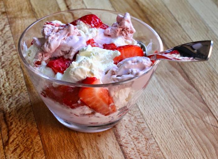 Φτιάξτε τις δικές σας συνταγές παγωτού με φράουλες eo φράουλα παγωτό μπάλα βάφλα οργανική vegan diy κρέμα βάφλας