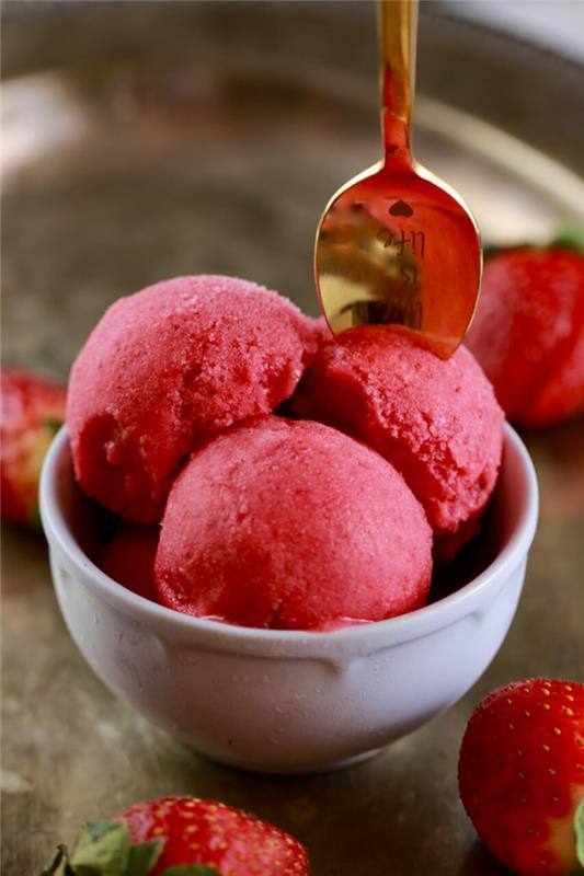 Φτιάξτε τις δικές σας συνταγές παγωτού με παγωτό φράουλα φράουλα παγωτό μπάλα βάφλα οργανικό vegan diy βάφλα νερό παγωτό