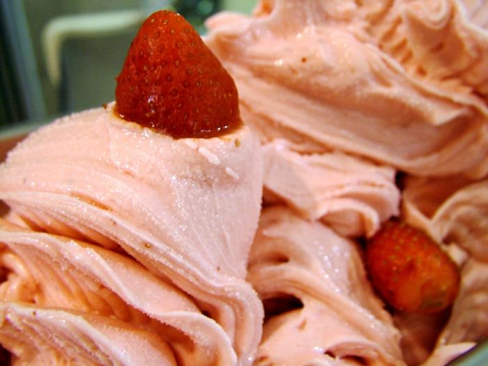 Φτιάξτε τις δικές σας συνταγές παγωτού με παγωτό φράουλα φράουλα παγωτό μπάλα βάφλα οργανική vegan diy