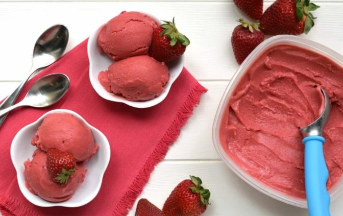 Οι συνταγές παγωτού με παγωτό φράουλα φτιάχνετε μόνοι σας ένα παράδειγμα τρυφεράς μπάλας παγωτού φράουλας
