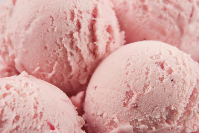 Οι συνταγές παγωτού με παγωτό φράουλα φτιάχνετε μόνοι σας μπάλες παγωτού φράουλας εξαιρετικά λεπτές