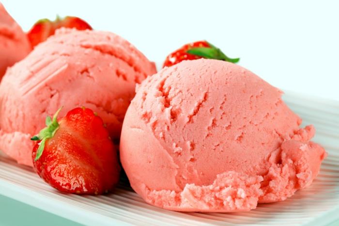 Φτιάξτε τις δικές σας συνταγές παγωτού με παγωτό φράουλα σε ένα ξυλάκι