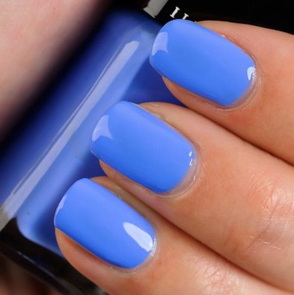 βάψτε σωστά τα νύχια μπλε σχέδιο βερνικιού νυχιών
