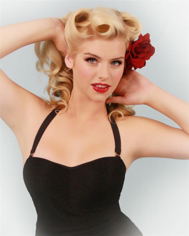 rockabilly χτενίσματα γυναίκες ξανθά σγουρά μαλλιά κόκκινο τριαντάφυλλο μαύρο φόρεμα