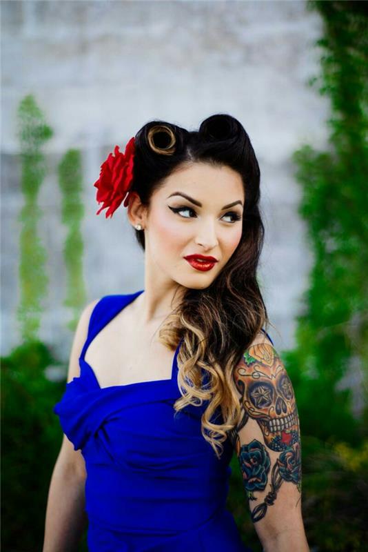 rockabilly χτενίσματα γυναίκες μαύρα μαλλιά τατουάζ μπλε φόρεμα κόκκινο τριαντάφυλλο