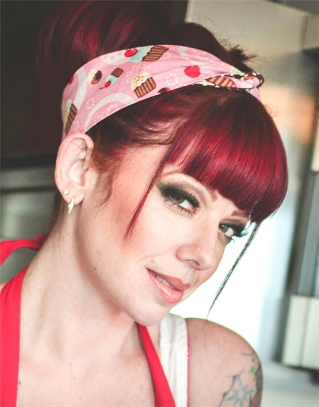 ροκαμπί χτένισμα γυναίκες ρετρό εμφάνιση κόκκινα μαλλιά κτυπήματα