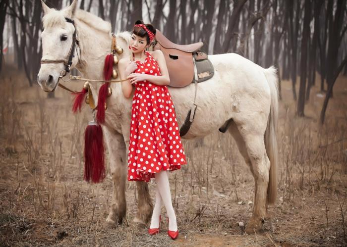 rockabilly χτένισμα ρετρό εμφάνιση κόκκινο φόρεμα λευκές κουκίδες καστανά μαλλιά