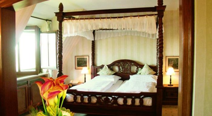 ρομαντικά ξενοδοχεία αντίκες κρεβάτι με λευκό σεντόνι