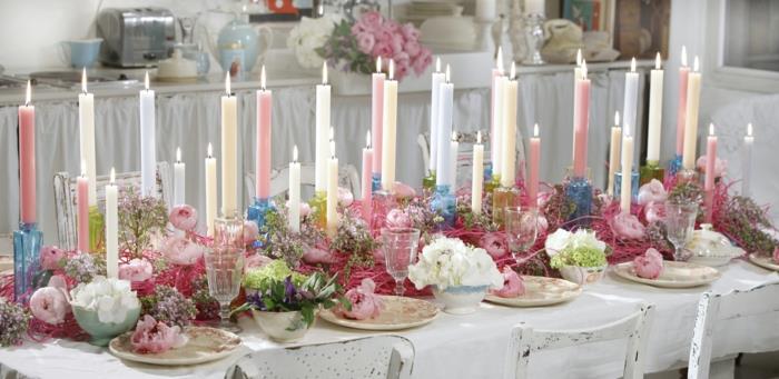 ρομαντική διακόσμηση γιορτινό τραπέζι διακοσμητικά παστέλ χρώματος μακριά κεριά