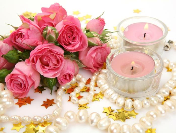 ρομαντική διαβίωση παραμονή Πρωτοχρονιάς διακόσμηση εορταστικών τριαντάφυλλων μαργαριτάρια αστέρια