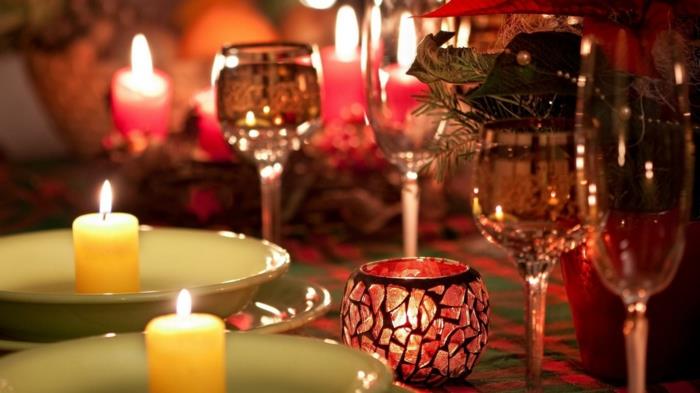 ρομαντικό-ζωντανό-χριστουγεννιάτικο-τραπέζι-διακοσμητικά-κεριά-φαναράκια