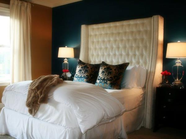 ρομαντικό κρεβάτι κρεβατοκάμαρα λευκά μαλακά μαξιλάρια με μοτίβο