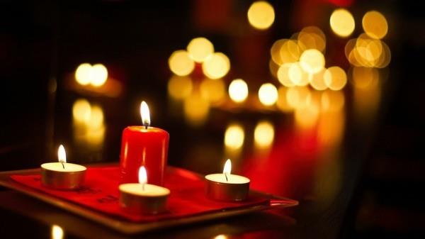 ρομαντική ατμόσφαιρα κερί φως δείπνο ημέρα του Αγίου Βαλεντίνου