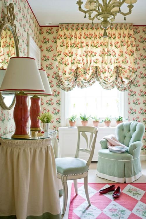ρομαντικά σχέδια κρεβατοκάμαρας παστέλ χρώματα επιτραπέζια φωτιστικά ξύλινη καρέκλα