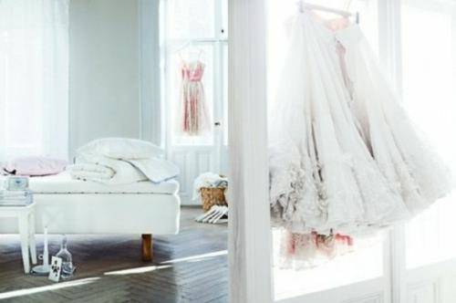 ρομαντικό υπνοδωμάτιο σχεδιάζει λευκά έπιπλα