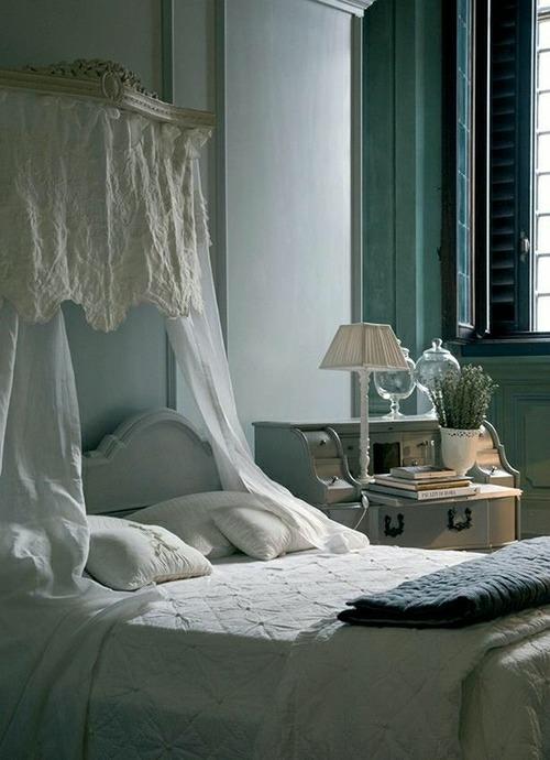 ρομαντικό υπνοδωμάτιο με έπιπλα αντίκες συρταριέρα με επιτραπέζιο φωτιστικό