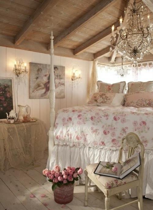 ρομαντικά έπιπλα κρεβατοκάμαρας με ανοιχτούς κρυστάλλινους πολυελαίους