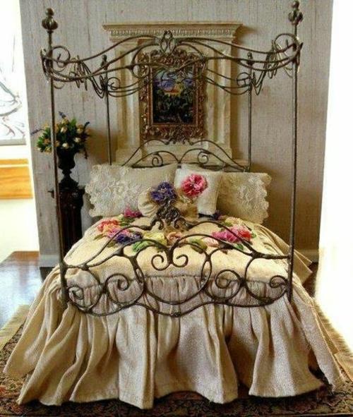 ρομαντικό υπνοδωμάτιο με γνήσιο κρεβάτι από σφυρήλατο σίδερο