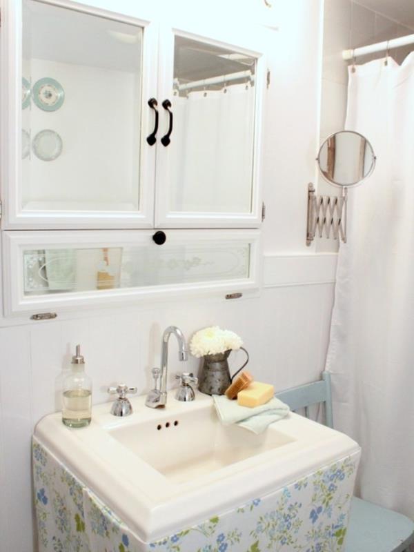 ρομαντικό μπάνιο vintage σε αστραφτερό λευκό
