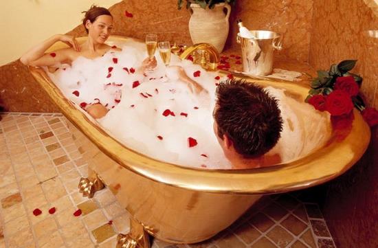 ρομαντικό μπάνιο μπανιέρα ποδιών με χρυσό νύχι