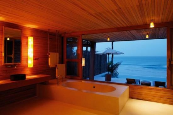 ρομαντικό μπάνιο καλυμμένο με ξύλο