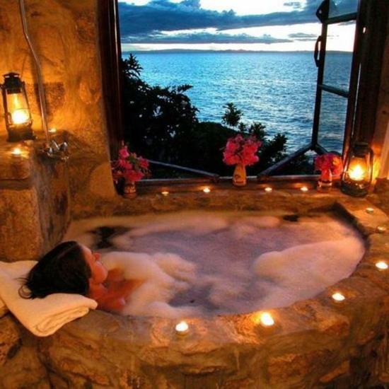 ρομαντικό μπάνιο με θέα στη θάλασσα