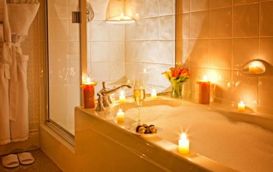 ρομαντικά μπάνια πορτοκαλί κεριά
