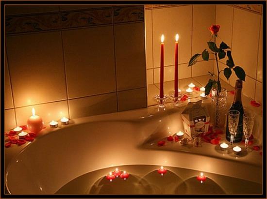 ρομαντικό μπάνιο με πλωτά κεριά και αφρώδες κρασί