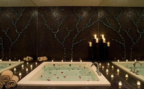 ρομαντικοί τοίχοι καθρέφτη μπάνιου