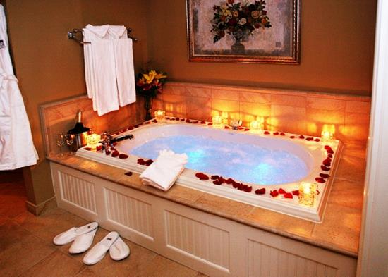 ρομαντικό μπάνιο υδρομασάζ με φωτισμό