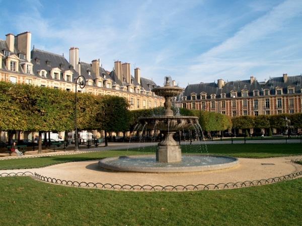 ρομαντικό ξενοδοχείο paris Place des Vosges κρήνη πολυτελές ξενοδοχείο